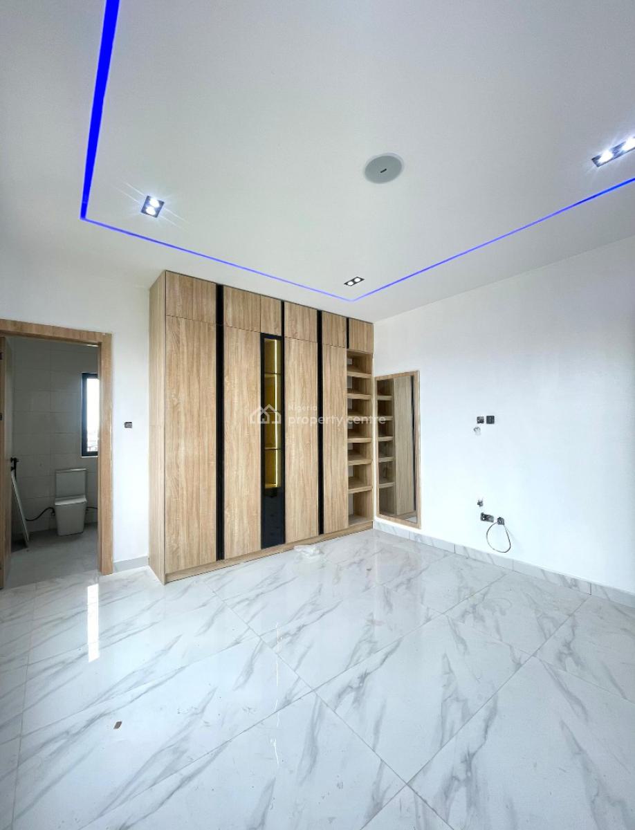 Excellent 2 Bedroom Apartment with an Elevator,gym,pool and Bq, Lekki Phase 1, Lekki, Lagos, House for Sale