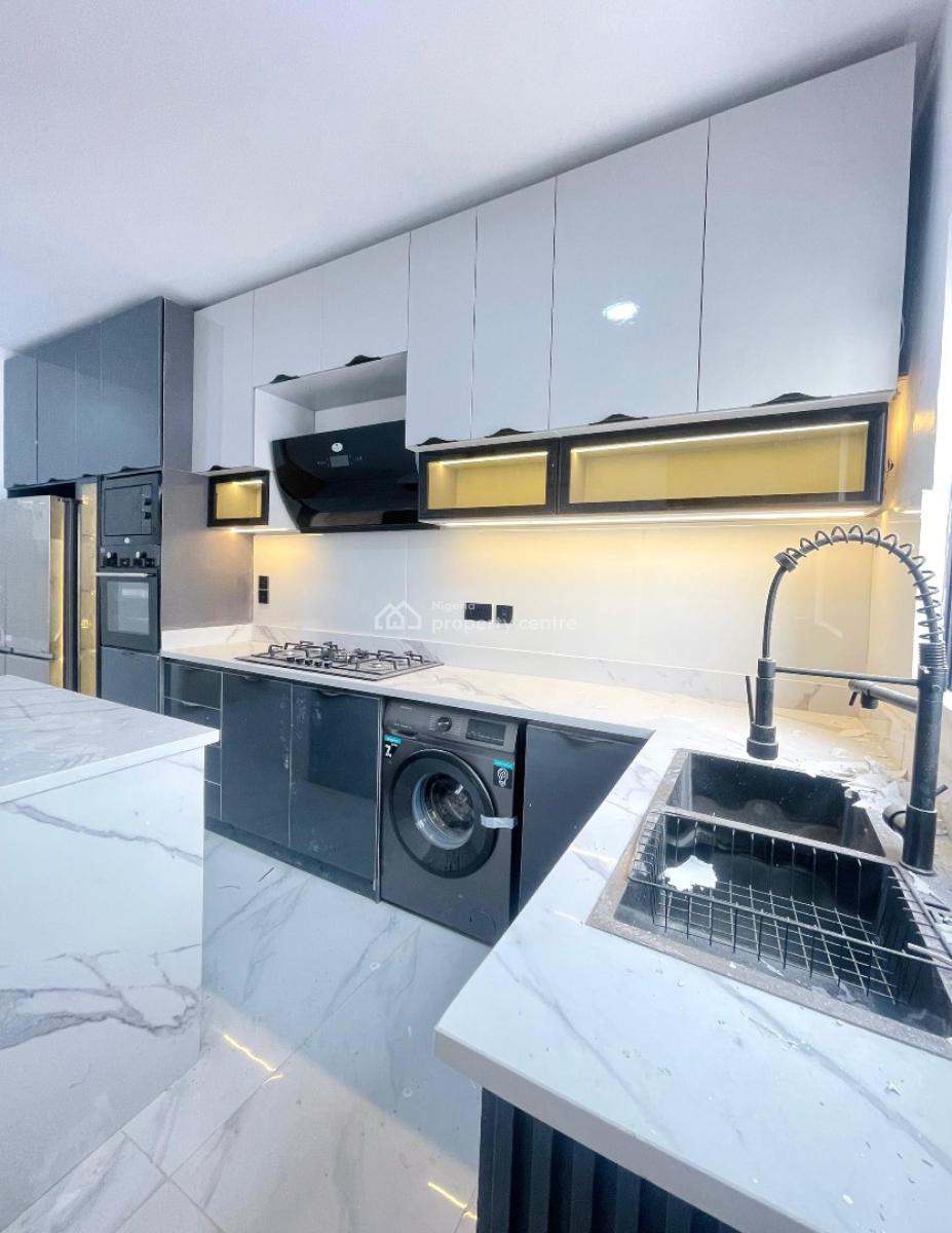 Excellent 2 Bedroom Apartment with an Elevator,gym,pool and Bq, Lekki Phase 1, Lekki, Lagos, House for Sale