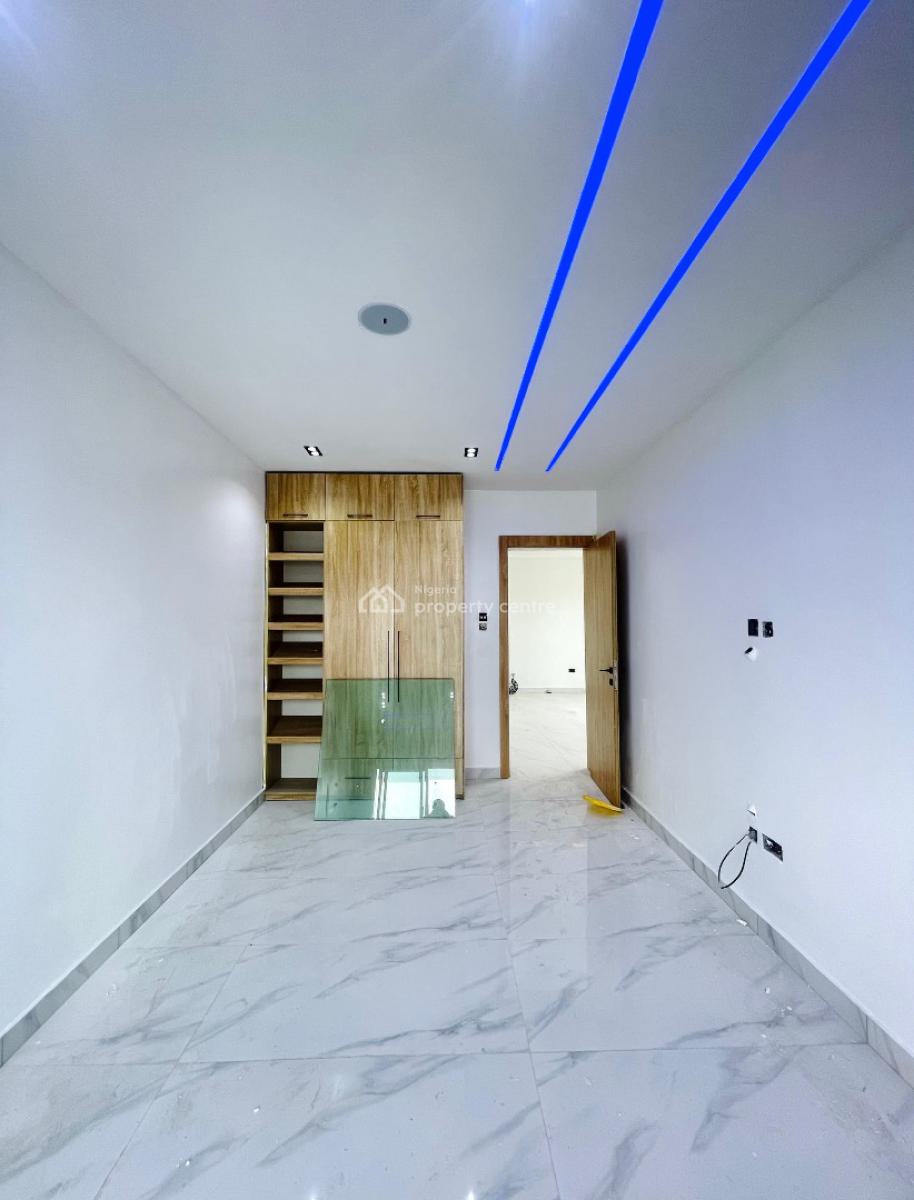 Excellent 2 Bedroom Apartment with an Elevator,gym,pool and Bq, Lekki Phase 1, Lekki, Lagos, House for Sale