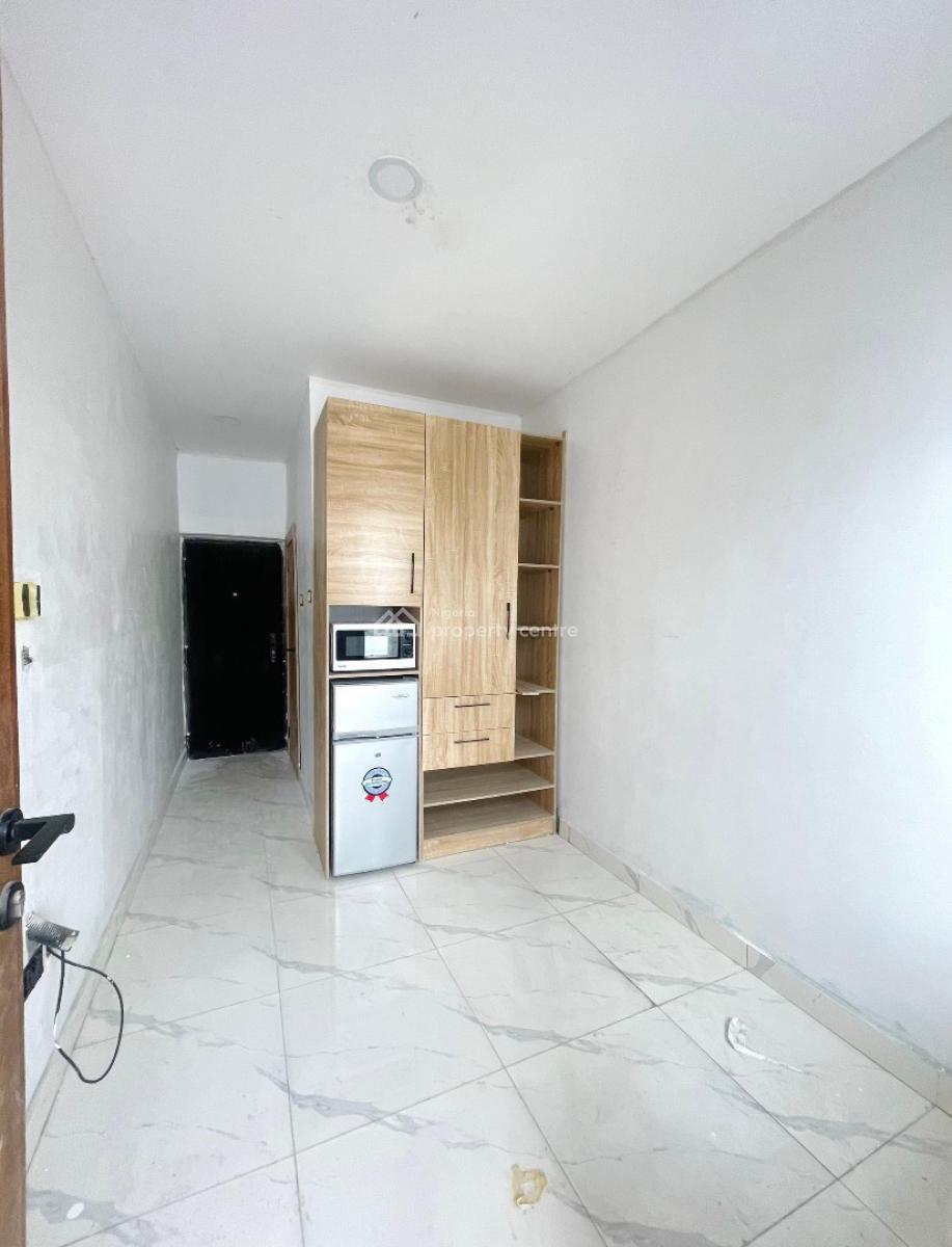 Excellent 2 Bedroom Apartment with an Elevator,gym,pool and Bq, Lekki Phase 1, Lekki, Lagos, House for Sale