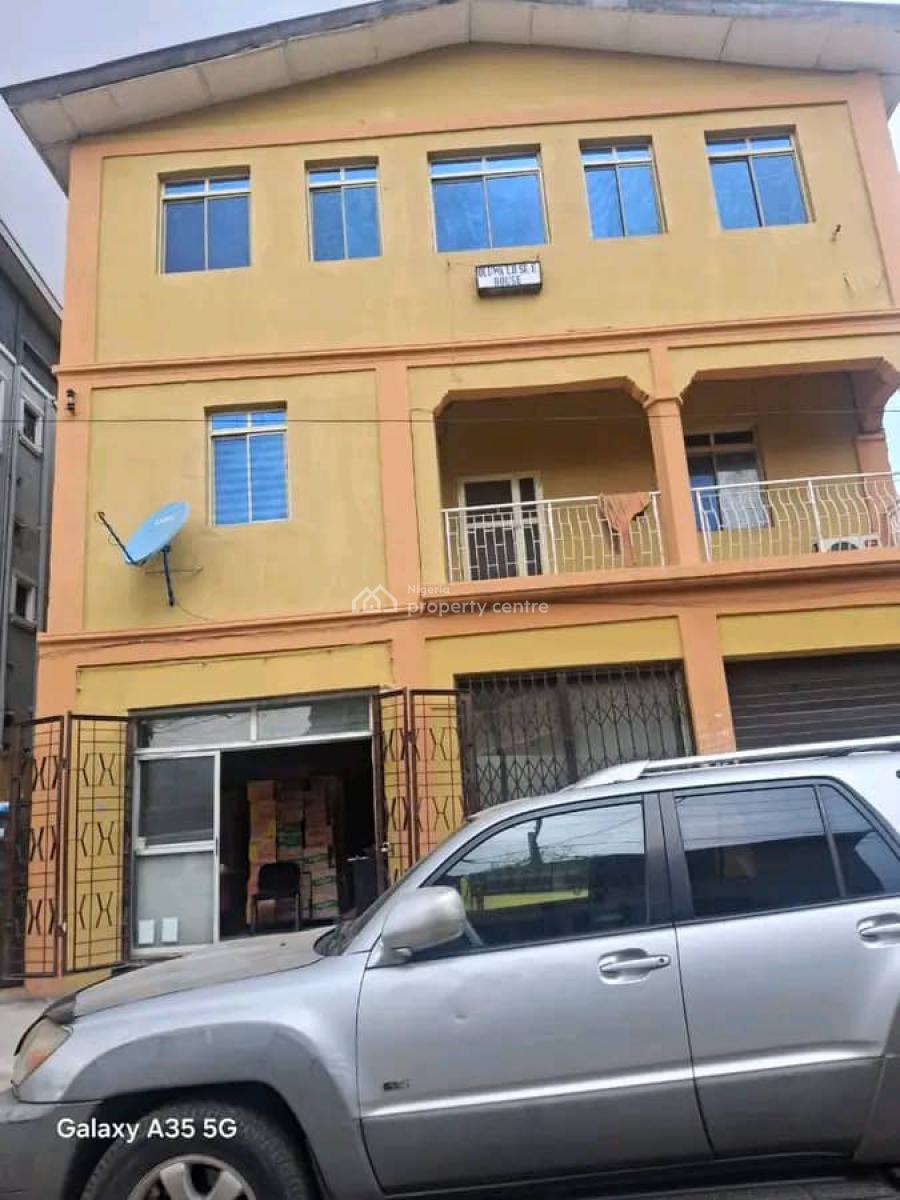 Renovateable and Structurally Strong 2story Building Available, Adekunle, Adekunle, Yaba, Lagos, Block of Flats for Sale