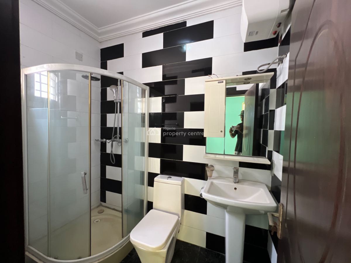 Spacious 2 Bedroom Apartment, Off Admiralty Way, Lekki Phase 1, Lekki, Lagos, Flat / Apartment for Rent