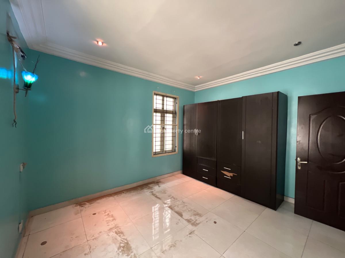 Spacious 2 Bedroom Apartment, Off Admiralty Way, Lekki Phase 1, Lekki, Lagos, Flat / Apartment for Rent