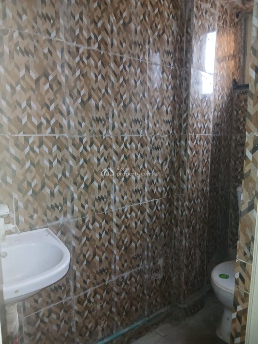 Decent Fine Three Bedroom, Yaba, Lagos, Flat / Apartment for Rent