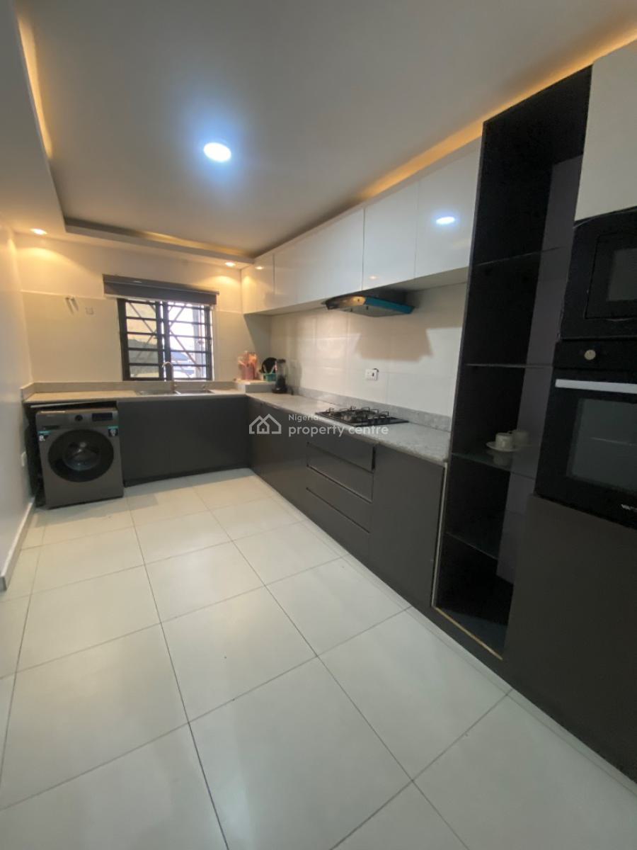 Well Built 2 Bedroom Apartment, Lekki Phase 1, Lekki, Lagos, Block of Flats for Sale