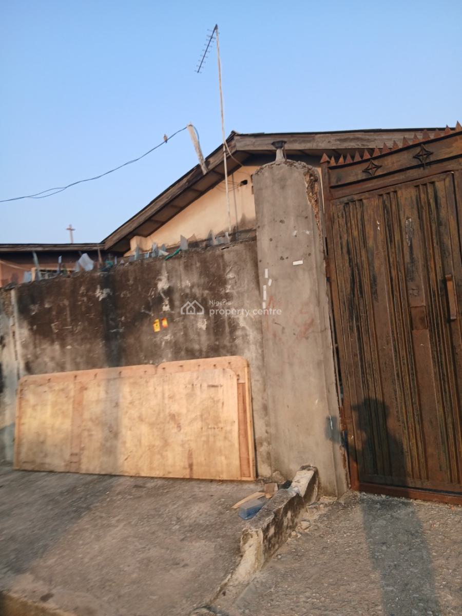 Decent Bungalow on a Full Plot (estate), Onike, Yaba, Lagos, Detached Bungalow for Sale