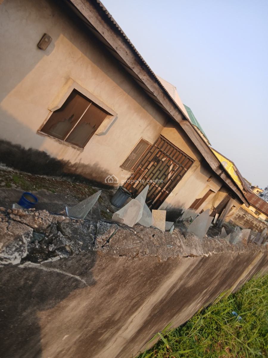 Decent Bungalow on a Full Plot (estate), Onike, Yaba, Lagos, Detached Bungalow for Sale
