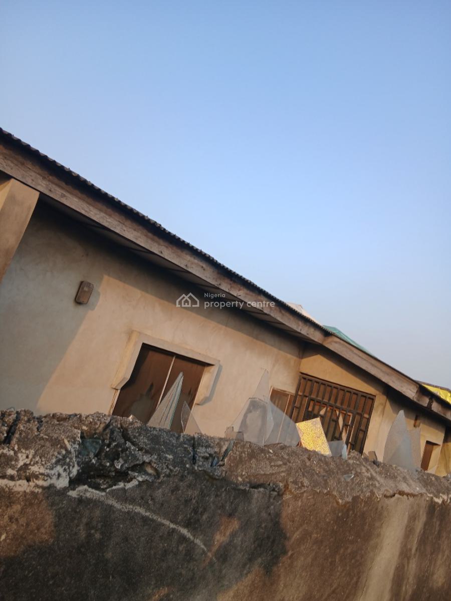 Decent Bungalow on a Full Plot (estate), Onike, Yaba, Lagos, Detached Bungalow for Sale