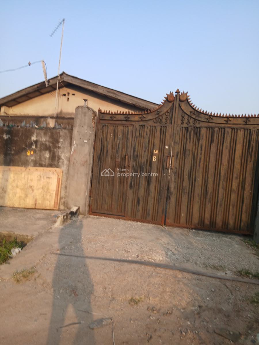 Decent Bungalow on a Full Plot (estate), Onike, Yaba, Lagos, Detached Bungalow for Sale