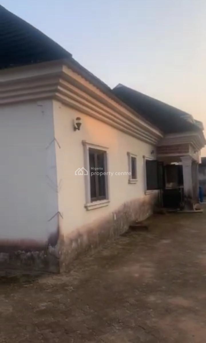 Standard Five Bedrooms and Security Post Bungalow, Location:irhirhi Off Saloon Street (close to Sky Point School) Benin C, Benin, Oredo, Edo, House for Sale