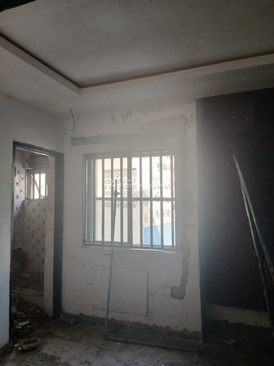 Decently Renovated 3 Bedroom, Shomolu, Lagos, Flat / Apartment for Rent