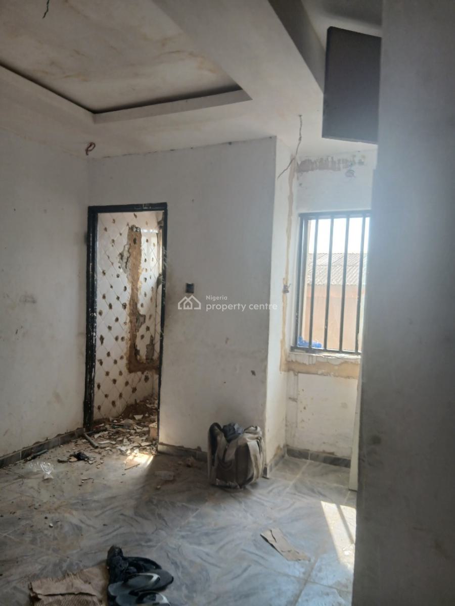 Decently Renovated 3 Bedroom, Shomolu, Lagos, Flat / Apartment for Rent