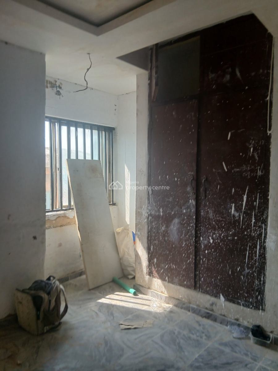 Decently Renovated 3 Bedroom, Shomolu, Lagos, Flat / Apartment for Rent