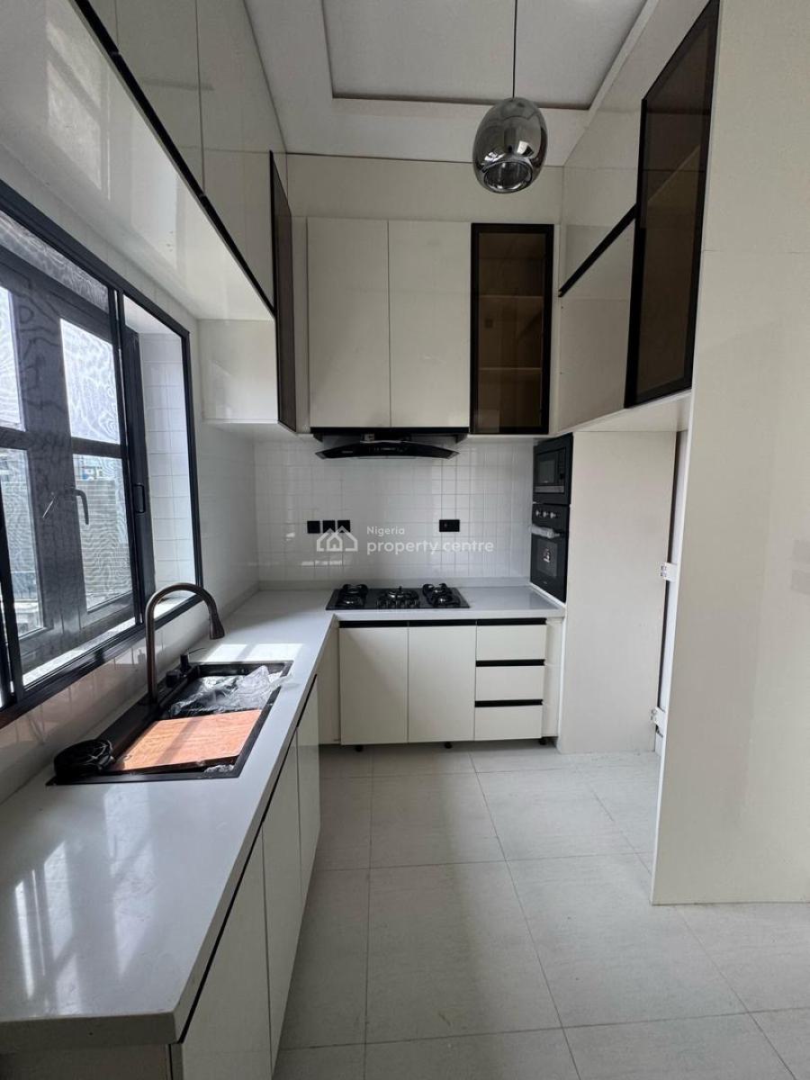 Spacious 2 Bedroom Apartment, Lekki Phase 1, Lekki, Lagos, Flat / Apartment for Rent