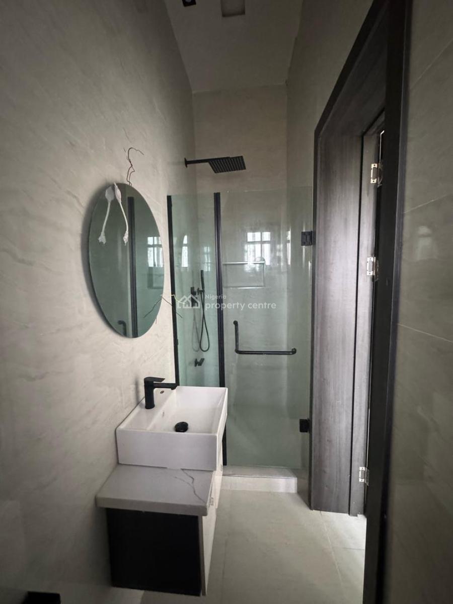 Spacious 2 Bedroom Apartment, Lekki Phase 1, Lekki, Lagos, Flat / Apartment for Rent