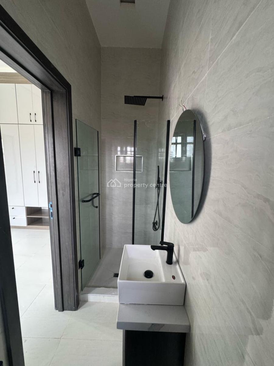 Spacious 2 Bedroom Apartment, Lekki Phase 1, Lekki, Lagos, Flat / Apartment for Rent