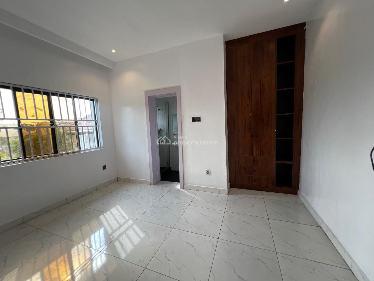 Spacious 3 Bedroom Serviced Apartment with a Room Bq, Lekki Phase 1, Lekki, Lagos, Flat / Apartment for Rent