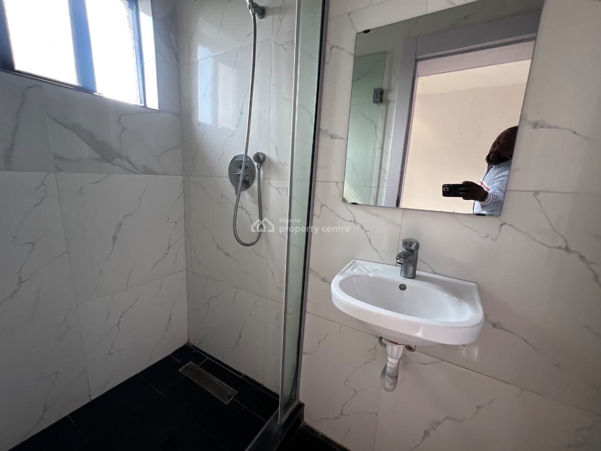 Spacious 3 Bedroom Serviced Apartment with a Room Bq, Lekki Phase 1, Lekki, Lagos, Flat / Apartment for Rent