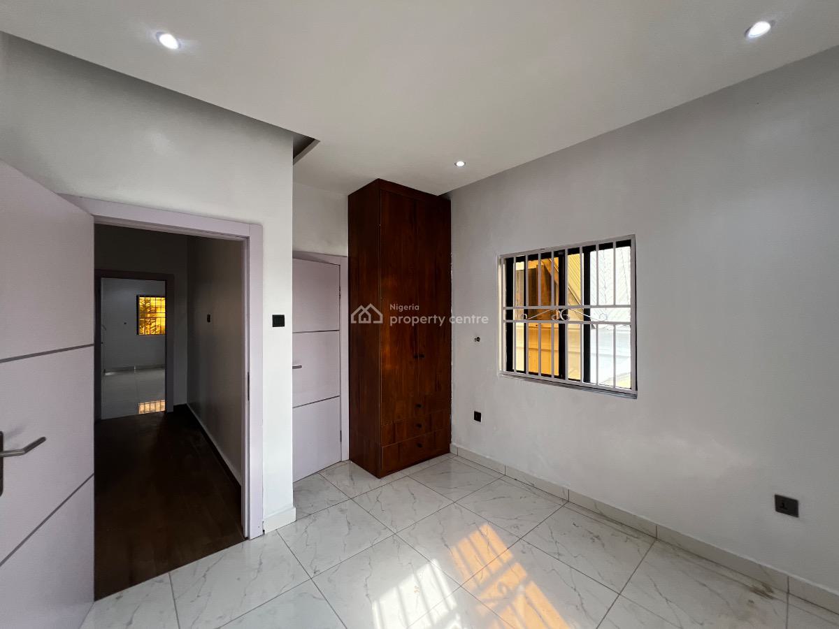 Spacious 3 Bedroom Serviced Apartment with a Room Bq, Lekki Phase 1, Lekki, Lagos, Flat / Apartment for Rent