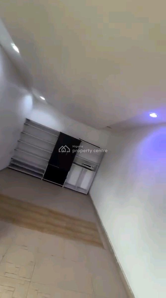 Neatly Used Ensuite 2bedroom Flat, Onike, Yaba, Lagos, Flat / Apartment for Rent