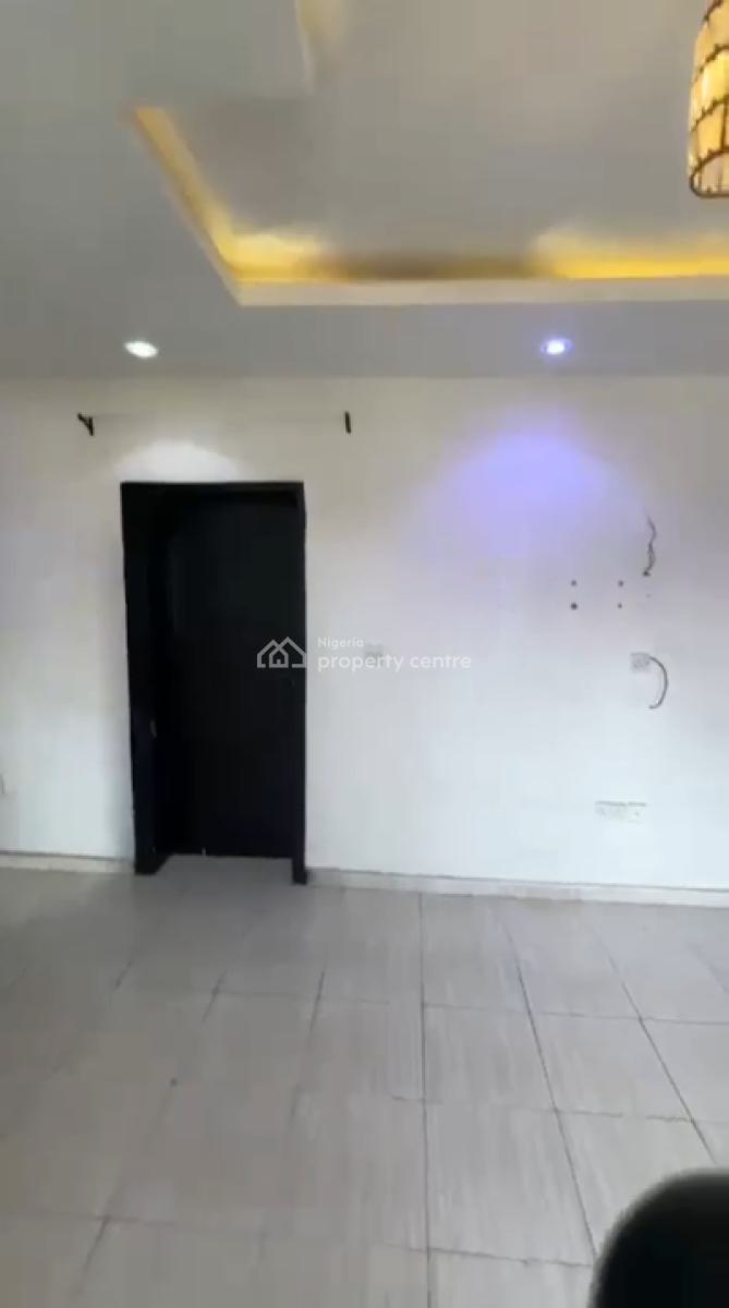 Neatly Used Ensuite 2 Bedroom Flat, Onike, Yaba, Lagos, Flat / Apartment for Rent