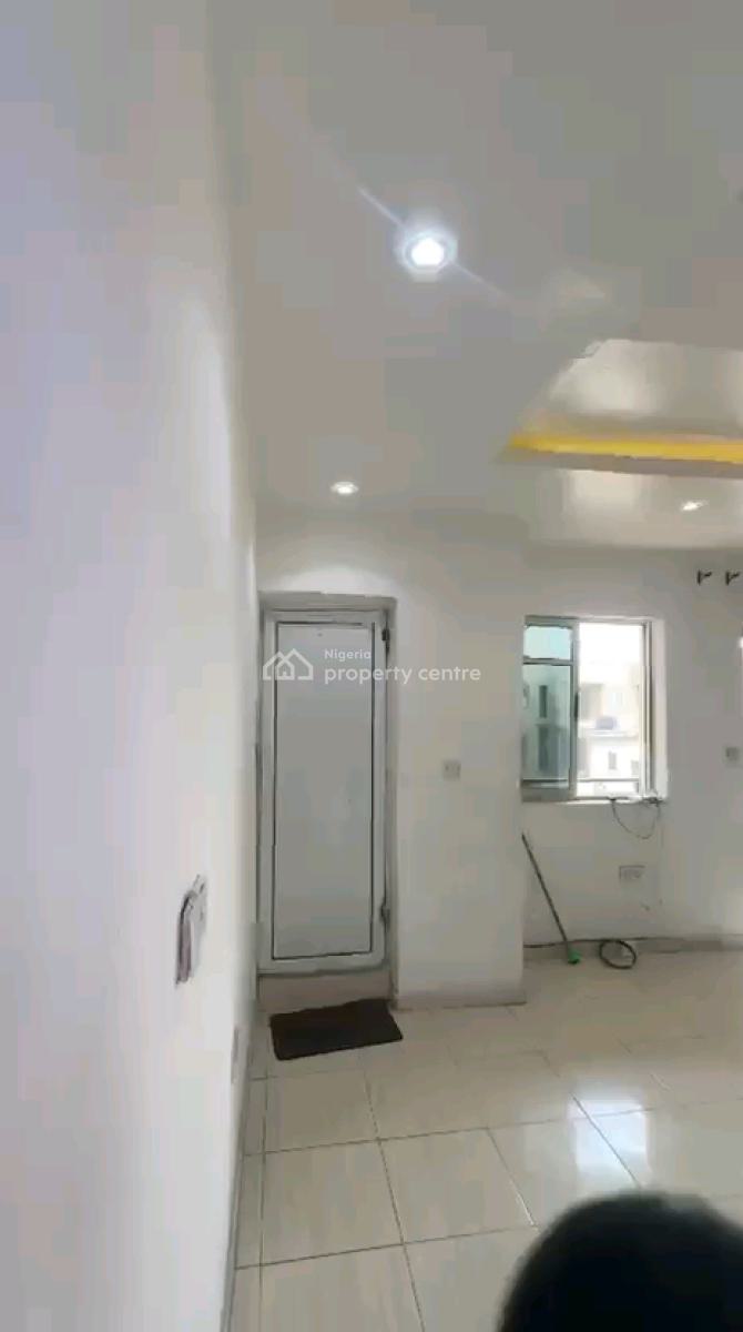 Neatly Used Ensuite 2 Bedroom Flat, Onike, Yaba, Lagos, Flat / Apartment for Rent