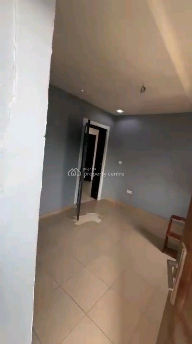 Neatly Used Ensuite 2 Bedroom Flat, Onike, Yaba, Lagos, Flat / Apartment for Rent