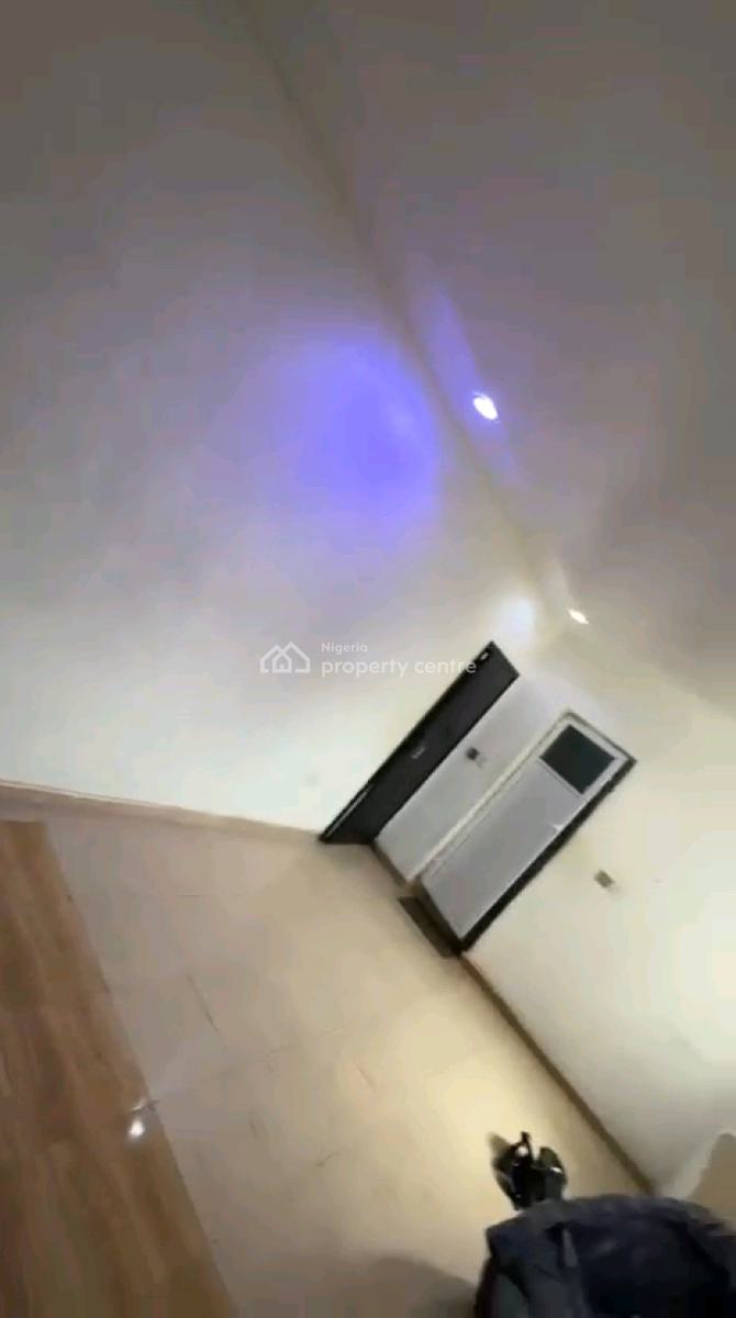 Neatly Used Ensuite 2 Bedroom Flat, Onike, Yaba, Lagos, Flat / Apartment for Rent