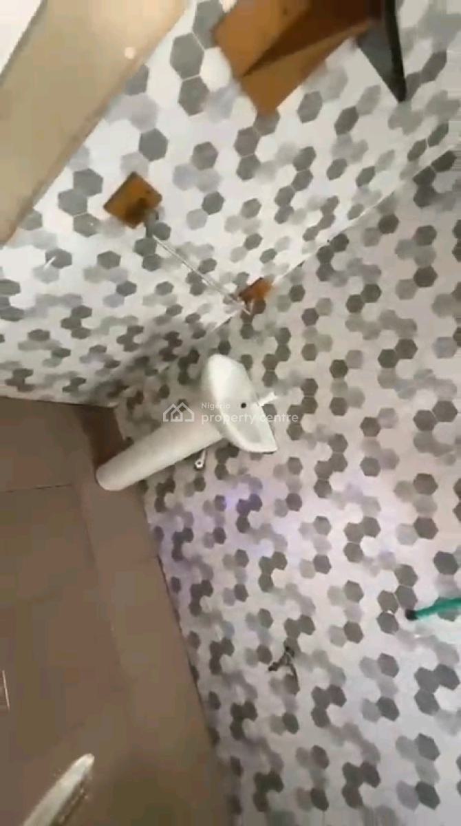 Neatly Used Ensuite 2 Bedroom Flat, Onike, Yaba, Lagos, Flat / Apartment for Rent