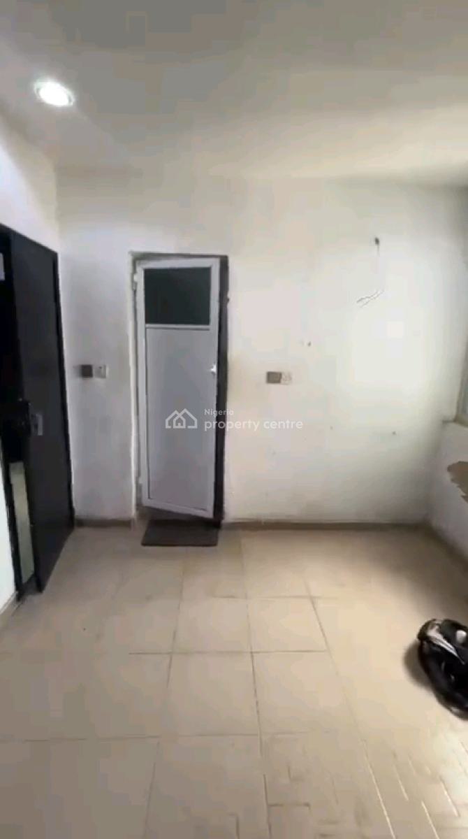 Neatly Used Ensuite 2 Bedroom Flat, Onike, Yaba, Lagos, Flat / Apartment for Rent