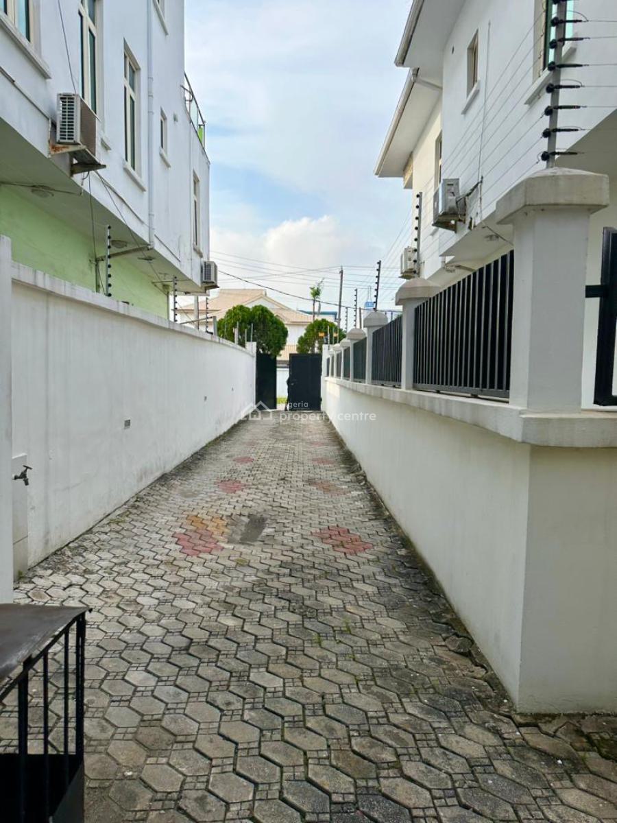 an Elegant 2 Bedroom Flat Along Admiraty, Admiraty Way , in a Serene Area, Lekki Phase 1, Lekki, Lagos, Flat / Apartment for Rent