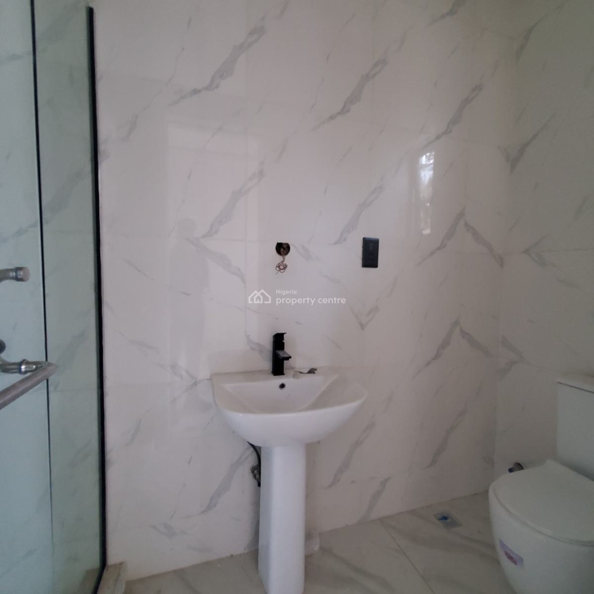 Excellent 2 Bedroom Apartment with an Elevator, Lekki Phase 1, Lekki, Lagos, Flat / Apartment for Sale