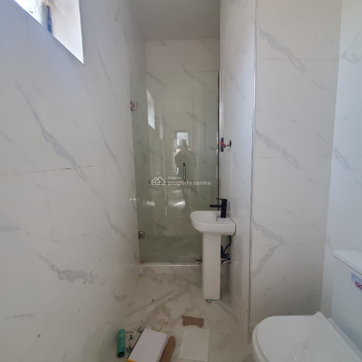 Excellent 2 Bedroom Apartment with an Elevator, Lekki Phase 1, Lekki, Lagos, Flat / Apartment for Sale