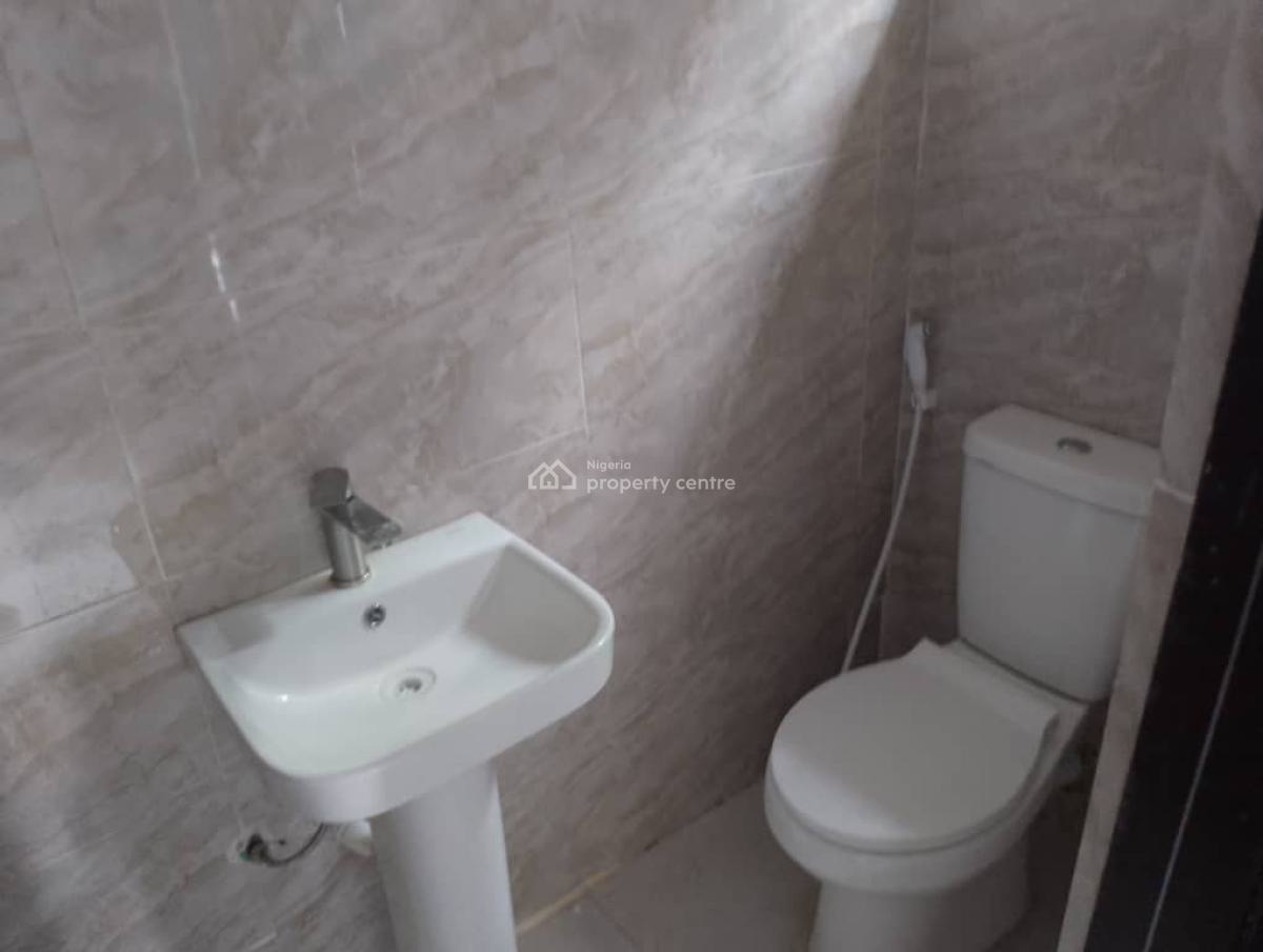 2 Bedroom Flat, Anthony, Maryland, Lagos, Office Space for Rent