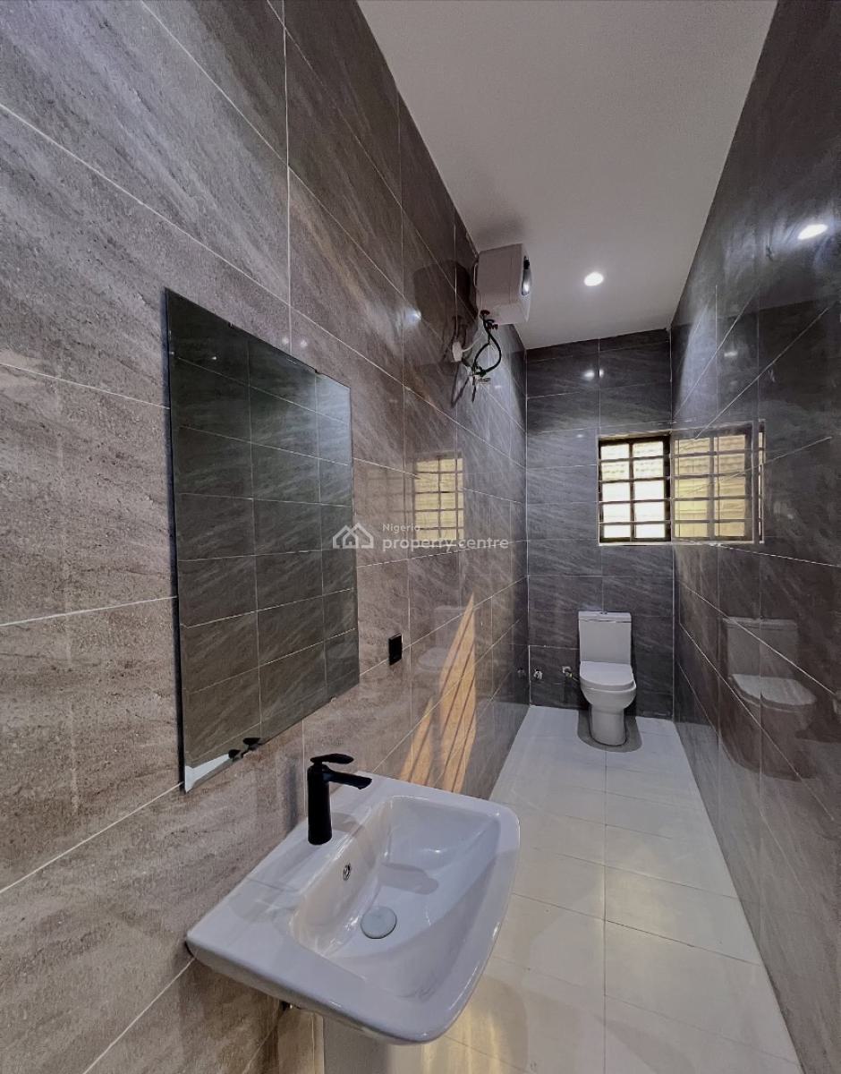 Lovely 3 Bedroom Apartment with Bq, Lekki Phase 1, Lekki Phase 1, Lekki, Lagos, Block of Flats for Sale