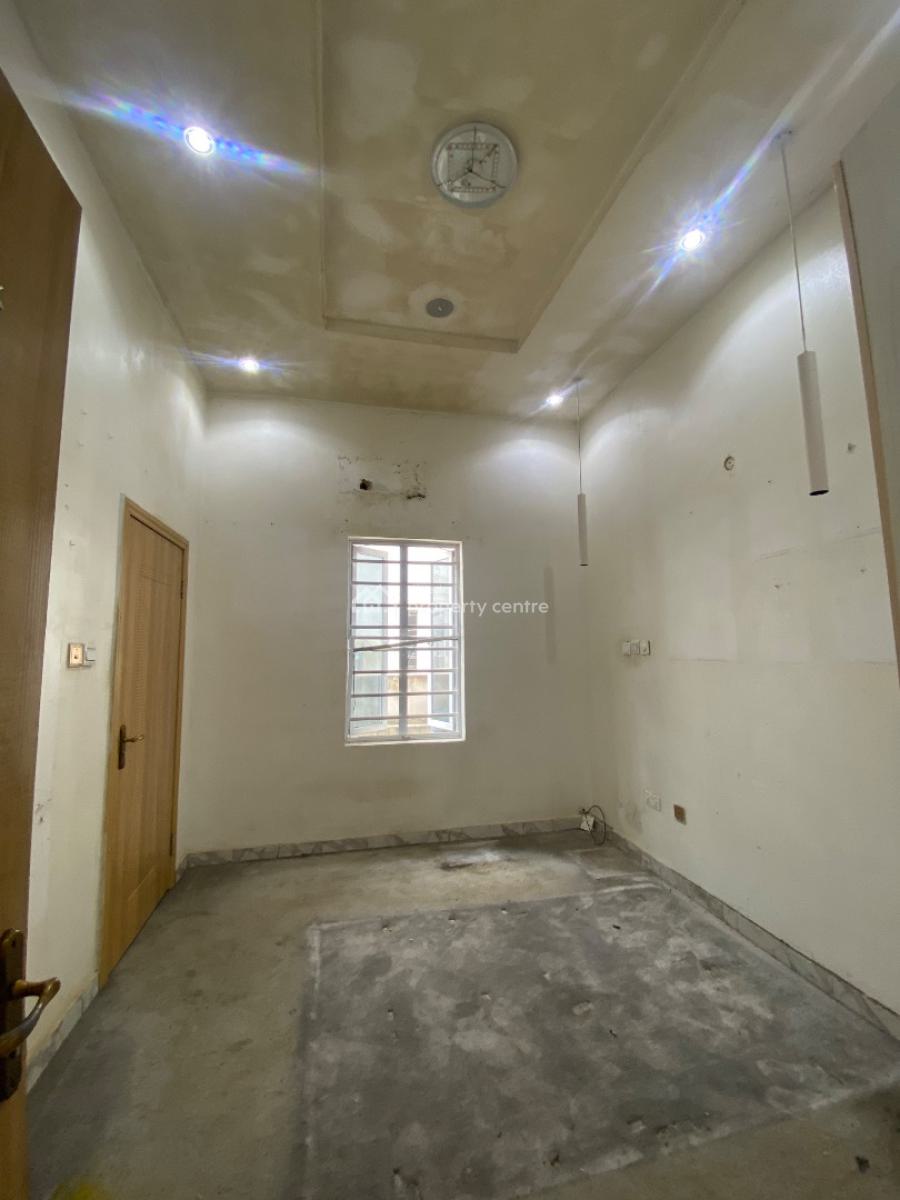 Single Room Available Downstairs, Lekki Expressway, Lekki, Lagos, Flat / Apartment for Sale