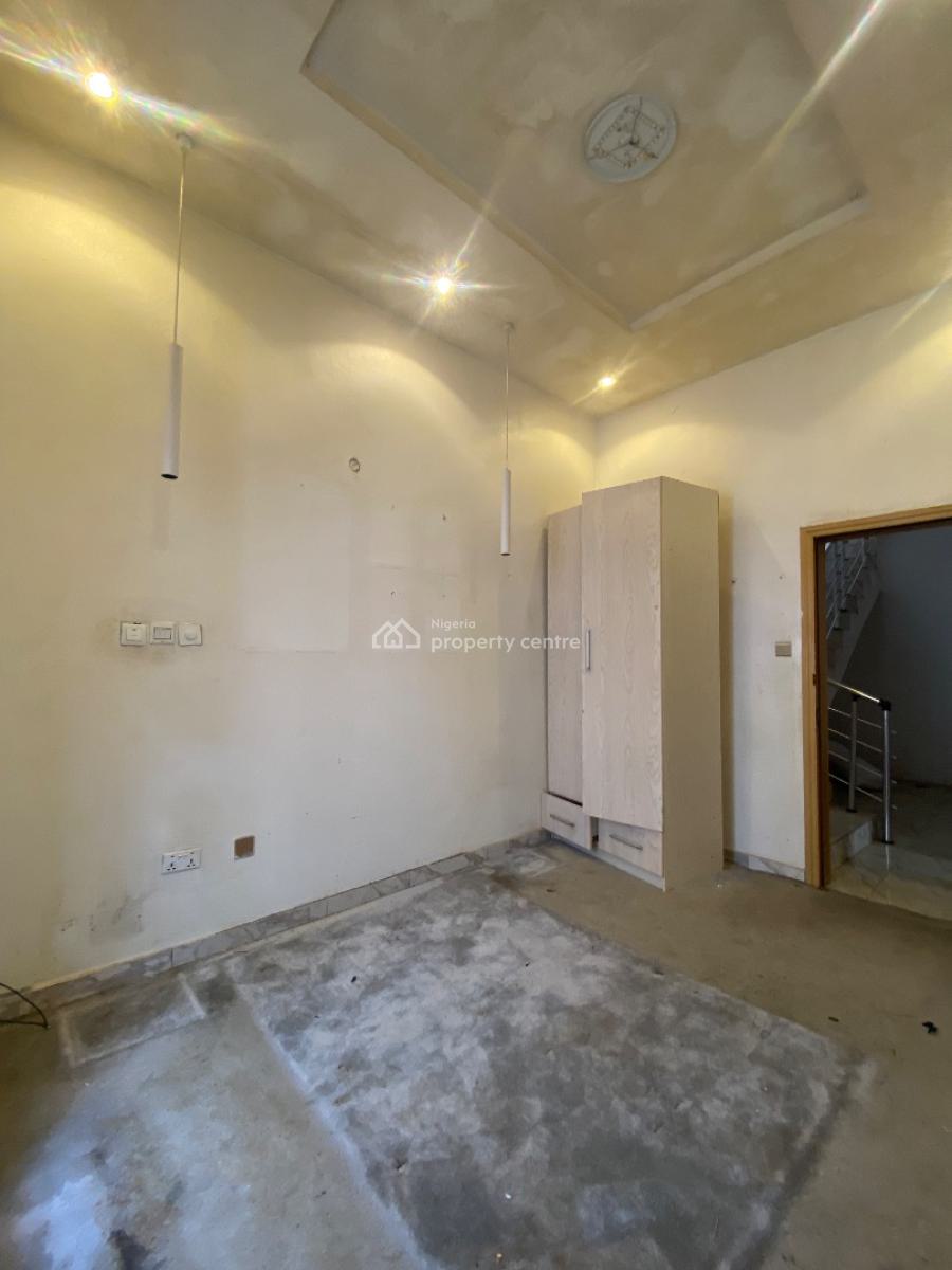 Single Room Available Downstairs, Lekki Expressway, Lekki, Lagos, Flat / Apartment for Sale