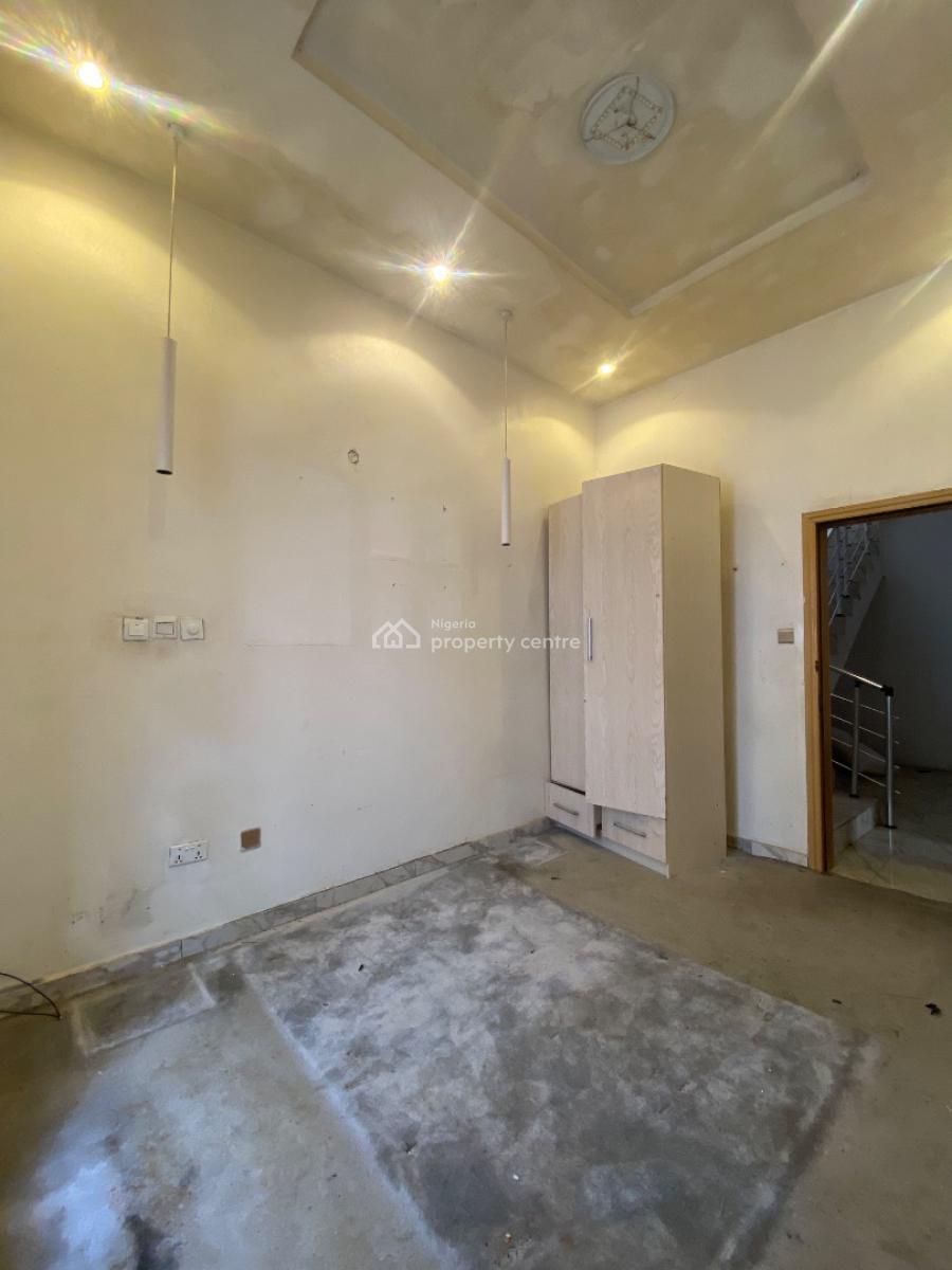 Single Room Available Downstairs, Lekki Expressway, Lekki, Lagos, Flat / Apartment for Sale