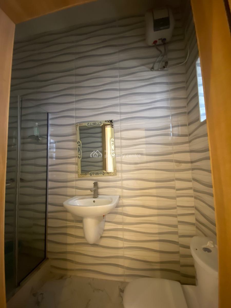 Single Room Available Downstairs, Lekki Expressway, Lekki, Lagos, Flat / Apartment for Sale