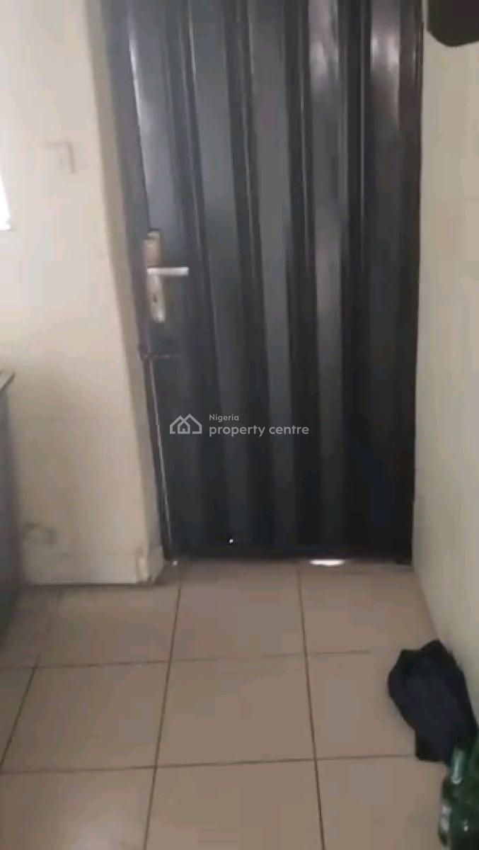 3bedroom Flat Upstairs All Room Ensuite with Car Park, Off Fola Agoro Road Behind Emmanuel Kolawole Street Morocco, Shomolu, Lagos, Flat / Apartment for Rent