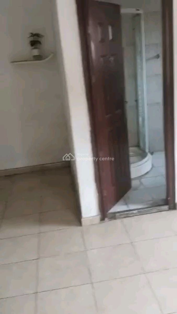 3 Bedroom Flat Upstairs All Room Ensuite with Car Park, Off Folagoro Road Behind Emmanuel Kolawole Street, Morocco, Shomolu, Lagos, Flat / Apartment for Rent