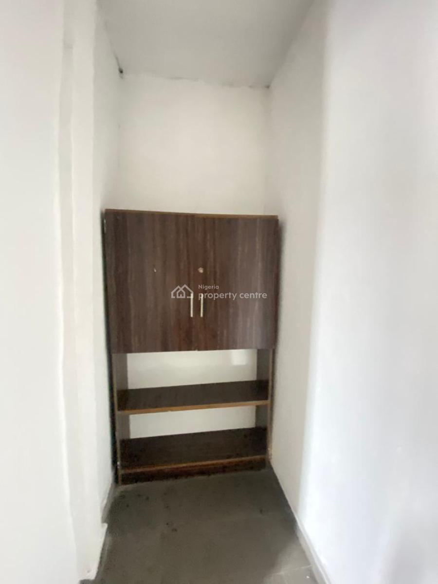 Spacious 3 Bedroom Apartment in an Estate, Osapa, Lekki, Lagos, Flat / Apartment for Rent