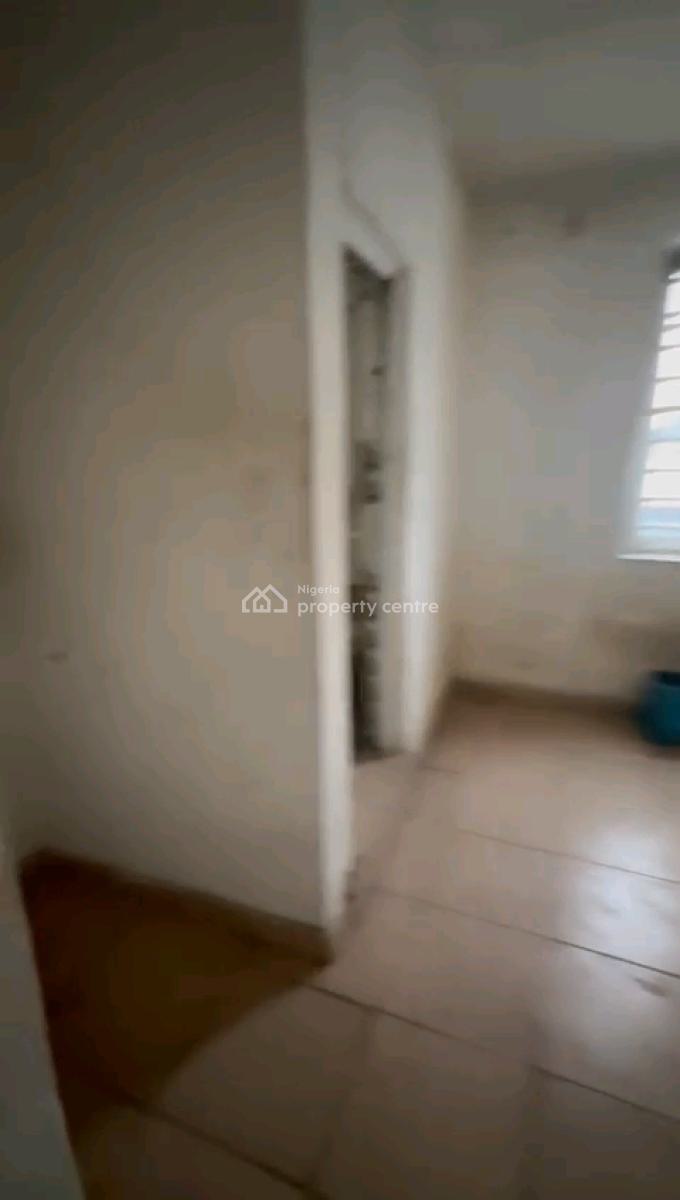 an Up Floor 2-bedroom Flat at Ilaje Bariga ., Bariga, Shomolu, Lagos, Flat / Apartment for Rent