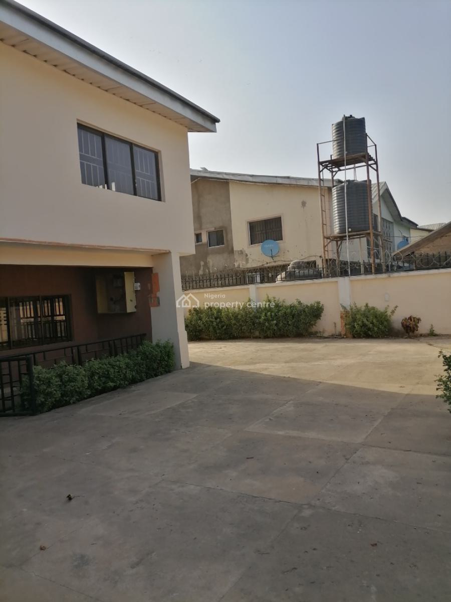 Neatly Finished & Well-renovated 4-bedroom Semi-detached Duplex, 5th Avenue, Gwarinpa, Abuja, Semi-detached Duplex for Rent
