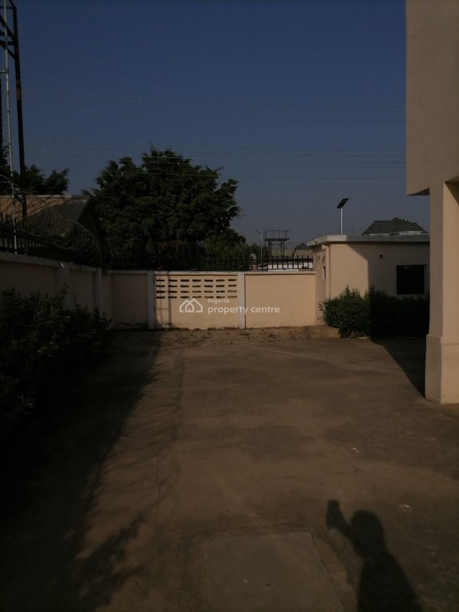Neatly Finished & Well-renovated 4-bedroom Semi-detached Duplex, 5th Avenue, Gwarinpa, Abuja, Semi-detached Duplex for Rent
