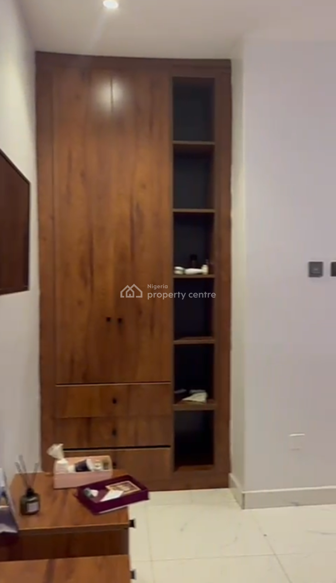 Spacious 3 Bedroom Flat + 1bq, Lekki Phase 1, Lekki, Lagos, Flat / Apartment for Rent