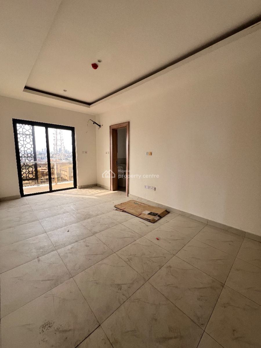 Luxurious Massive 3 Bedroom Apartment with Bq + Spool & Gym, Lekki Phase 1, Lekki, Lagos, Flat / Apartment for Sale