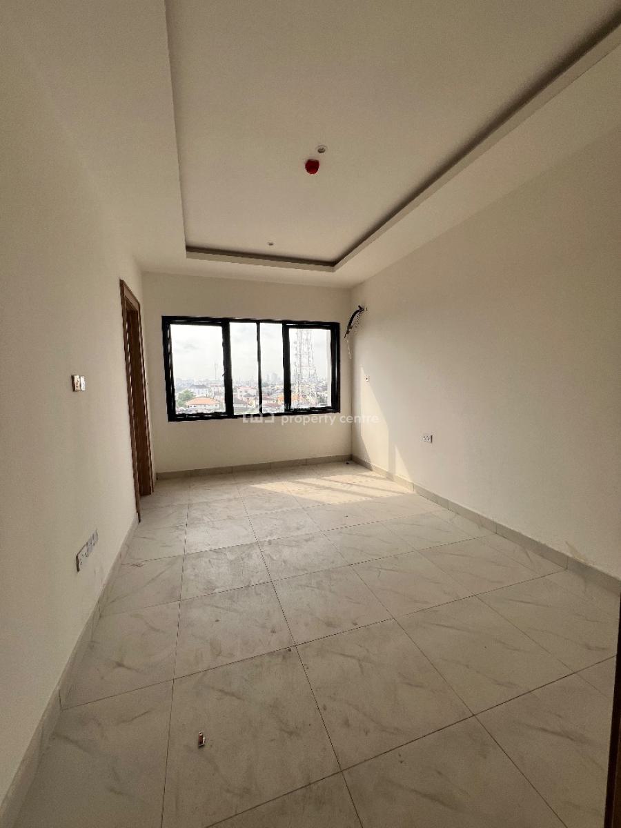 Luxurious Massive 3 Bedroom Apartment with Bq + Spool & Gym, Lekki Phase 1, Lekki, Lagos, Flat / Apartment for Sale