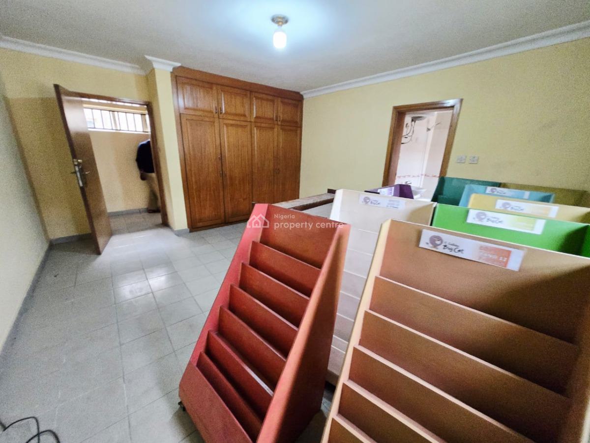 Spacious Commercial Upstairs 3-rooms Office Space, Lekki Phase 1, Lekki, Lagos, Office Space for Rent