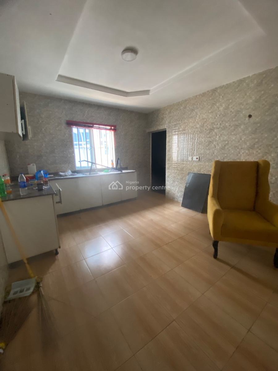 Spacious and Serviced Upstairs En Suite, Peninsula Garden Estate, Olokonla, Ajah, Lagos, Flat / Apartment for Rent